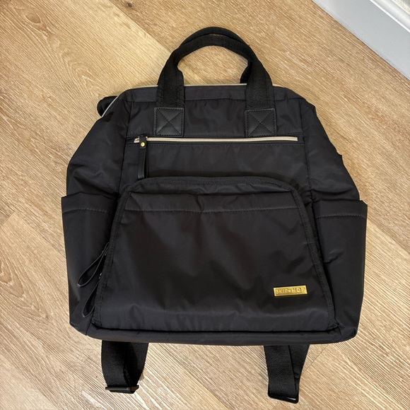 Skip Hop Accessories - Skip Hop Mainframe Wide Open Diaper Black Backpack 
Excellent Condition